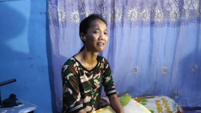 Kamelia (38), ibu dari MI (10) seorang siswa kelas IV Sekolah Dasar (SD) Yayasan Abdi Sukma Kota Medan yang disuruh duduk di lantai selama berjam-jam dan dilarang ikut belajar karena nunggak SPP.