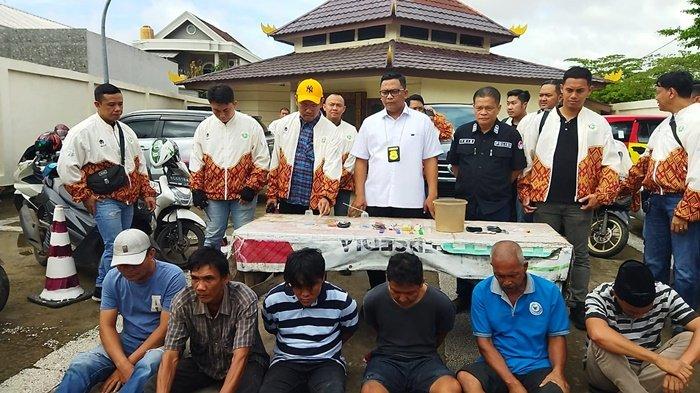 DIGEREBEK -- Sebanyak 6 orang diduga pemakai dan pengedar ditangkap polisi dalam penggerebekan kampung narkoba di Jalan Aiptu A Wahab Kelurahan Tuan Kentang Kecamatan SU I, Palembang, Rabu, (26/20/2025) sekitar pukul 08 40 WIB.