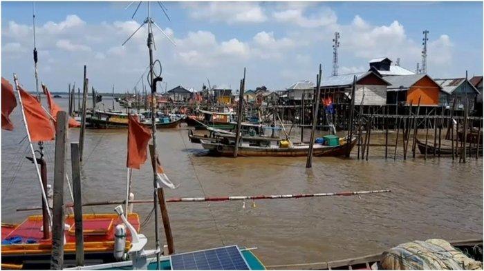 Kampung nelayan Sungsang di Kabupaten Banyuasin, Provinsi Sumatera Selatan (Sumsel) banyak sekali menyimpan keanekaragaman di dalamnya. Kelebihan dari daerah Sungsang ini adalah melimpahnya hasil laut dan pemandangan yang indah.