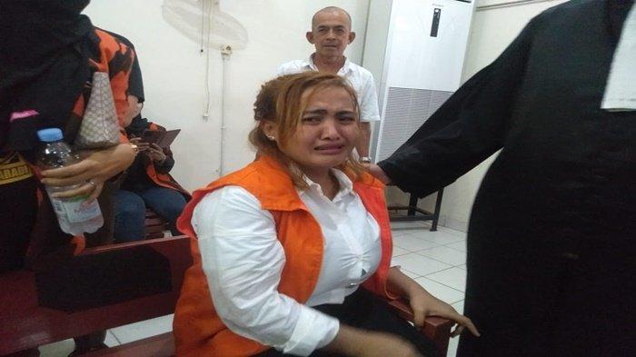 Lina Mukherjee menangis di sidang perdananya di Pengadilan Negeri Palembang, Selasa (25/7/2023)