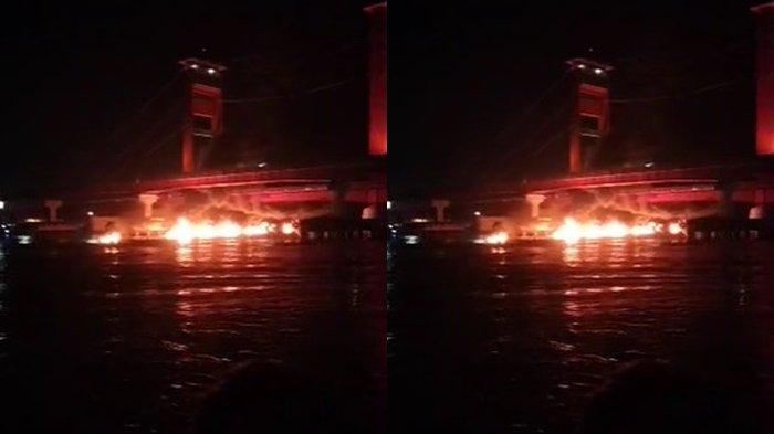 Kapal Tongkang Diduga Meledak di Bawah Jembatan Ampera Sungai Musi, Senin Malam (1/4/2024)