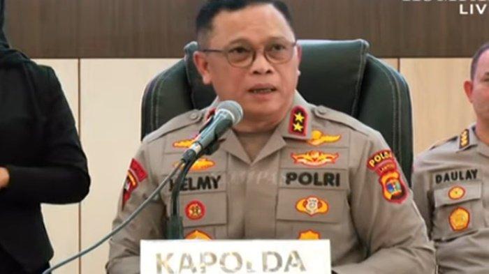 PROFIL KAPOLDA LAMPUNG. Tangkap layar Kapolda Lampung, Irjen Pol Helmy Santika saat pers rilis kasus penembakan 3 polisi pada Rabu, (19/3/2025). Irjen Helmy disorot setelah tiga anak buahnya tewas ditembak saat menggerebek tempat perjudian sabung ayam di Way Kanan