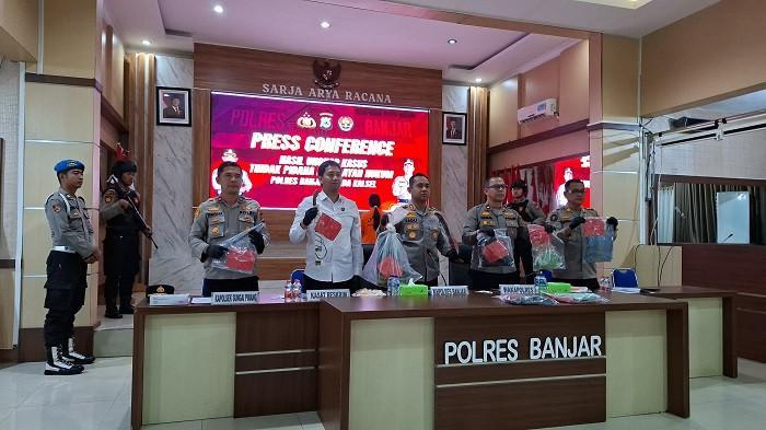 PEMBUNUHAN DI PARAMASAN- Kapolres Banjar, AKBP Dr Fadli dalam memberikan keterangan pers terkait pembunuhan di Paramasan Atas, Kabupaten Banjar. Kegiatan ini berlangsung di Aula SAR di Mapolres Banjar, Senin (21/7/2025) .