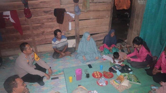 Kapolres Mamuju Tengah, AKBP Hengky K. Abadi mengunjungi rumah Firdaus bocah SD sekolah pakai sendal karena tak mampu, kini dapat bantuan