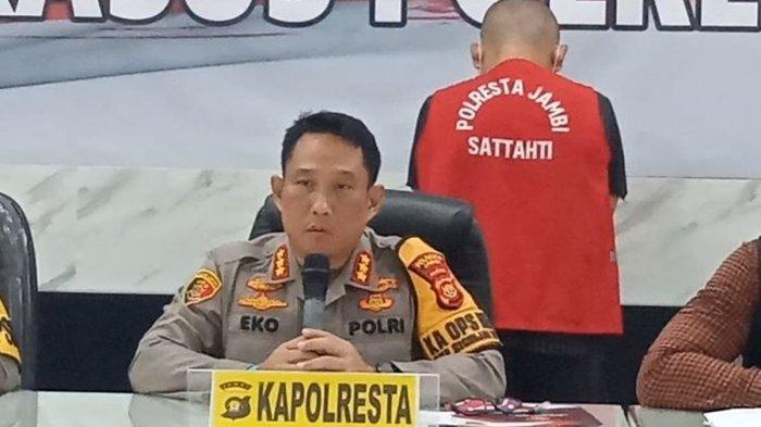 Kapolresta Jambi Kombes Pol Eko Wahyudi (Depan) dan di Belakang Daniel (24) Tersangka Pembunuhan, bertempat di Polresta Jambi, Jum'at (4/10/2024)
