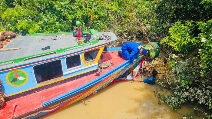 Petugas mengevakuasi korban yang merupakan WNA Cina tenggelam dalam Kecelakaan di perairan Teluk Tenggirik, Kecamatan Banyuasin 1, Kabupaten Banyuasin, Rabu (13/11/2024).