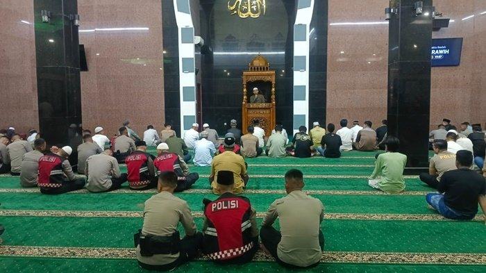 TARAWIH -- Sholat tarawih di masjid Assaadah Komplek Perkantoran Mapolda Sumsel, Jalan Jenderal Sudirman Palembang, Sabtu (1/3/2025) malam.