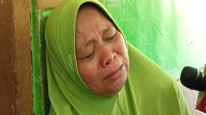 Tangis Kartini (48), ibunda dari Pegi Setiawan yang anaknya kini telah ditetapkan sebagai tersangka