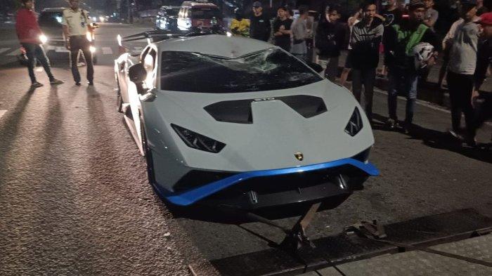 Mobil Lamborghini Huracan rusak setelah tabrak lari di Jalan Sudirman