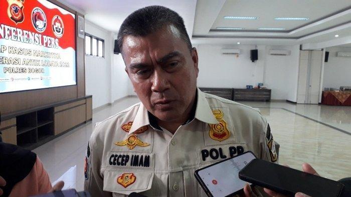 KARIER KASATPOL PP BOGOR. Kasatpol PP Kabupaten Bogor Cecep Imam Nagarasid seusai menghadiri acara di Mako Polres Bogor, Jumat (2/12/2022). Kasatpol PP Kabupaten Bogor, Cecep Imam Nagarasid disorot usai viral dicari Gubernur Jawa Barat, Dedi Mulyadi karena ketidakhadiran membongkar Hibisc Fantasy Puncak Bogor.