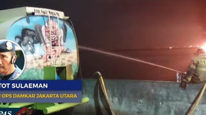 PROSES EVAKUASI KAPAL TERBAKAR - Kasiops Suku Dinas Penanggulangan Kebakaran dan Penyelamatan Jakarta Utara, Gatot Sulaeman sebut percikan api saat pengisian BBM kapal terbakar (9/2/2025).