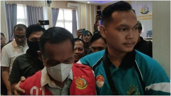 Kejari Palembang menahan Mantan Kepsek dan Ketua Komite SMAN 19 Palembang atas dugaan korupsi penggunaan dana komite, Kamis (20/7/2023)