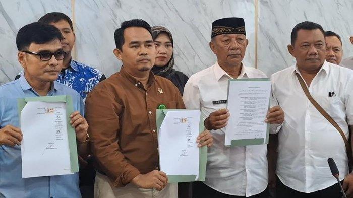 KASUS BERAKHIR DAMAI- Penggugat Bitner Sianturi (pakai kacamata), didampingi Mediator Pengadilan Negeri Magetan (hem coklat), dan Tergugat (baju putih) menunjukkan surat kesepakatan perdamaian yang sudah ditandatangani setelah mediasi, di Ruang Command Center, Rabu pukul 11.00 WIB (12/2/2025). Bitner Sianturi mengatakan, mediasi dinyatakan selesai dan ia memutuskan mencabut gugatan.