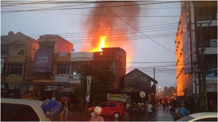 Kebakaran di Jalan Yos Sudarso, RT 08, Kelurahan Jawa Kiri, Kecamatan Lubuklingau Timur I, Minggu (3/12/2023) malam. Rumah milik kakek Ibrahim 73 tahun di Kota Lubuklinggau Sumsel dilalap si jago merah.