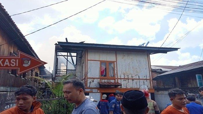 KEBAKARAN DI PALEMBANG -- Petugas damkar baru selesai memadamkan api yang menghanguskan sebuah rumah di kawasan padat penduduk tepatnya di Jalan Faqih Usman Lorong Sungai Goren 2 RT 28/05 Kelurahan 1 Ulu, Kecamatan SU I, Palembang, Senin (23/86/2025). Kebakaran diduga akibat korsleting listrik.