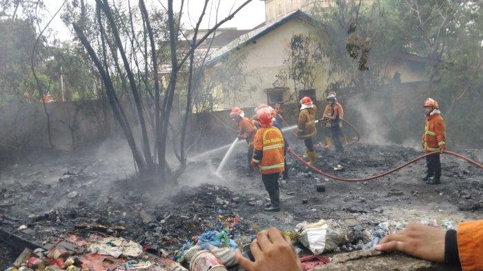 warga yang panik akibat kebakaran