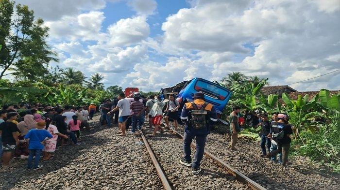 Kecelakaan Bus Putra Sulung di perlintasan rel kereta api tanpa palang pintu di jalan Pertanian Desa Kotabaru, sopir bus belum diketahui, Minggu (21/04/2024).