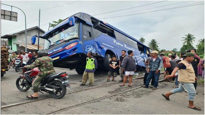 Kecelakaan lalu lintas kereta api batu bara rangkaian panjang (Babaranjang) menabrak Bus Putra Remaja, Selasa (10/2/2024).