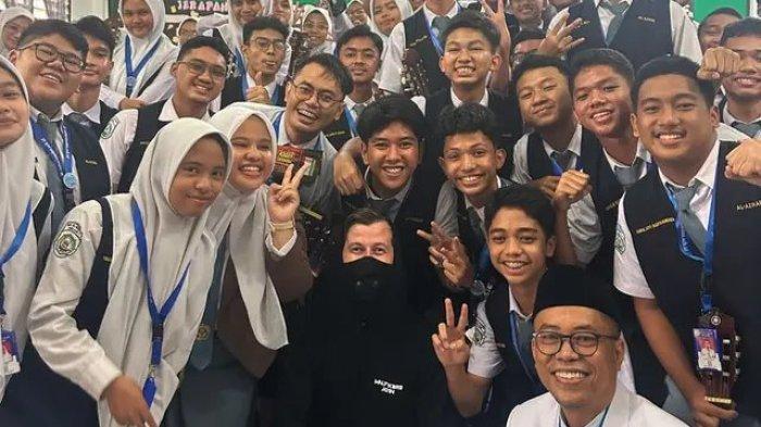 Kedatangan Alan Walker berkunjung ke Indonesia dan bertemu dengan guru musik di Medan, Tri Adinata mendapat sambutan hangat dari para guru dan murid.