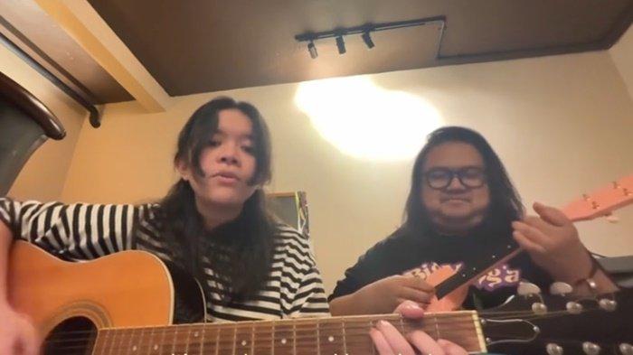 KENANGAN GUSTIWIW DAN KEKASIH- Tangkap layar momen Gustiwiw dan kekasihnya,, Deandra Nadira menyanyikan lagu Pink (1/12). Kekasih Gustiwiw, Deandra Nadira tak kuasa menahan tangis di depan rumah duka, di daerah Pondok Melati, Bekasi Jawa Barat menanti kepulangan jenazah