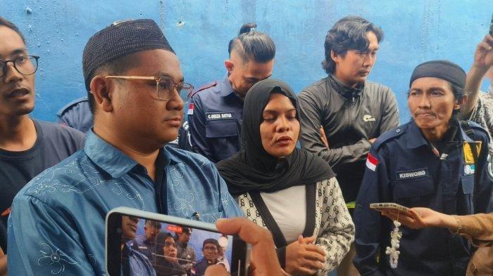 KELUARGA JUWITA DUGA ADA PELAKU LAIN - Keluarga korban jurnalis perempuan didampingi Tim AUK Juwita usai memberikan keterangan di Pomal Banjarmasin, Sabtu (29/3/2025). Muncul dugaan bahwa J bukanlah satu-satunya pelaku dalam kasus pembunuhan wartawan online Banjarbaru setelah penyidik Detasemen Polisi Militer (Denpom) Lanal Banjarmasin mengamankan 2 barang bukti baru berupa satu unit sepeda motor dan satu unit mobil.
