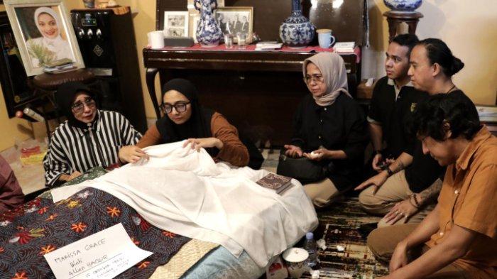 Keluarga membacakan doa disamping jenazah Artis Marissa Haque di rumah duka kawasan Ciputat, Tangerang Selatan, Banten, Rabu (2/10/2024). Artis Marissa Haque meninggal dunia pada Rabu (2/1]) pukul 00.42 pada usia 62 tahun.