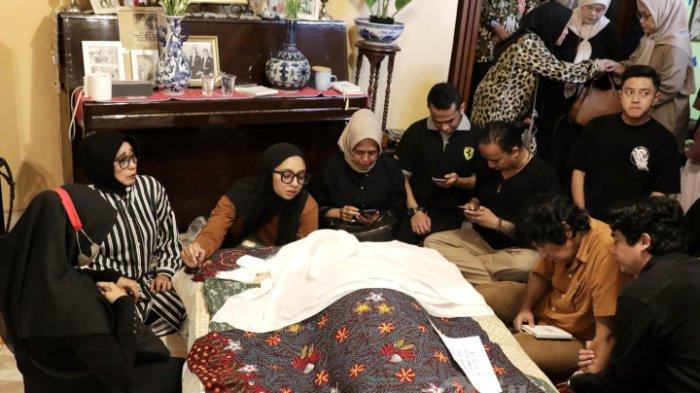 Keluarga membacakan doa disamping jenazah Artis Marissa Haque di rumah duka kawasan Ciputat, Tangerang Selatan, Banten, Rabu (2/10/2024). Artis Marissa Haque meninggal dunia pada Rabu (2/1]) pukul 00.42 pada usia 62 tahun.