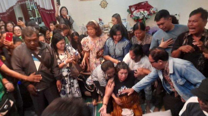 Keluarga menangisi tempat jenazah saat korban kecelakaan tiba di rumah duka di Jalan Dalil Tani, Kelurahan Kebun Sayur, Kecamatan Siantar Timur, Kota Pematangsiantar, Sumatera Utara, Jumat (24/1/2025)