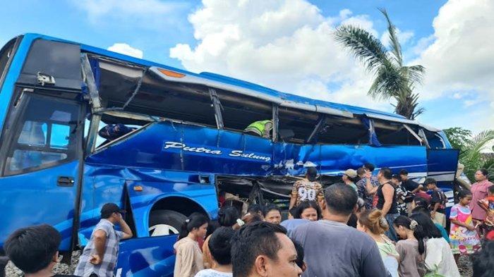 LAKA LANTAS - Kembali terjadi lakalantas di perlitasan kereta api tanpa palang pintu di jalan Pertanian Desa Kotabaru, Kecamatan Martapura, Minggu (21/04/2024).