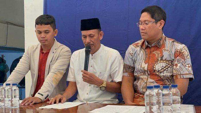 KADES KOHOD JADI TERSANGKA. Potret (tengah) Kades Kohod, Arsin bin Asip (tengah) didampingi kuasa hukumnya saat tampil di hadapan publik di Tangerang, Banten, Jumat (14/2/2025). Kepala Desa Kohod, Arsin resmi ditetapkan Bareskrim Polri sebagai tersangka dalam kasus pemalsuan dokumen Sertifikat Hak Guna Bangunan (SHGB) dan Sertifikat Hak Milik (SHM) di wilayah Pagar Laut, Tangerang.