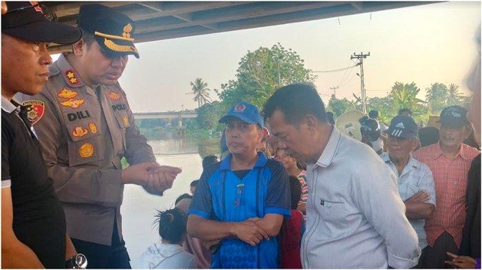 Kepala Dinas Kebudayaan dan Pariwisata (Disbudpar) Kabupaten Ogan Komering Ilir, Ahmadin Ilyas bersama kepolisian saat mengecek langsung ke Sungai Komering pada Jumat (11/8/2023) sore.