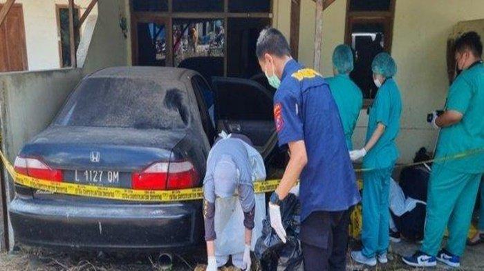 PENEMUAN KERANGKA MANUSIA- Tim Bid Dokkes Polda Jatim saat mengeluarkan kerangka dari dalam mobil yang terparkir di Aspol Polsek Ujungpangkah, Gresik, Selasa (11/3/2025). Kerangka manusia ditemukan di dalam mobil Honda Civic milik Aipda Yudi Setiawan, terparkir di Aspol Polsek Ujungpangkah, Gresik, Senin (10/3/2025)