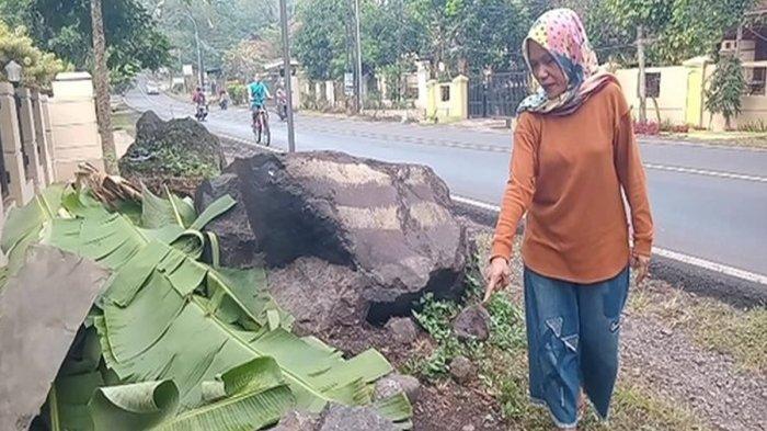 Wiwi menunjukkan TKP tempat Ruri mengalami kecelakaan tunggal di tikungan Cijeungjing, Kabupaten Ciamis, Sabtu (7/9/2024).