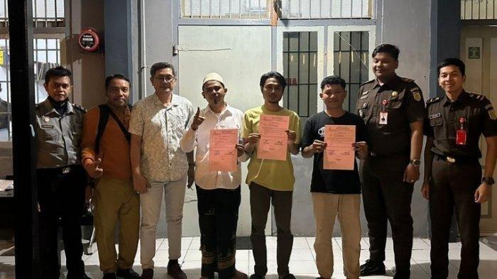 Momen Gus Samsudin Bebas dari LP Blitar setelah divonis bebas oleh Majelis Hakim PN Blitar, Senin (29/7/2024) malam. Kini Pesulap Merah Kesal Tau Gus Samsudin Divonis Bebas Dalam Perkara Video Tukar Pasangan
