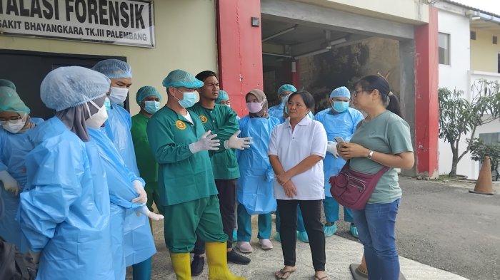 Keluarga mendiang Nicky pardede mendatangi RS Bhayangkara Moh Hasan Palembang untuk memastikan identitas jenazah dari pemuda tersebut, Jumat (21/6/2024).