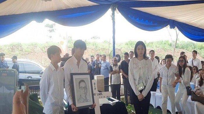 Tatapan Kosong Benneisha Edelyn Putri Benny Laos saat di Pemakaman Sang