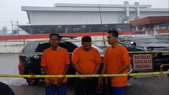 PELAKU OPLOS PERTALITE DI MEDAN - Ketiga pelaku tersangka hanya bisa diam saat petugas kepolisian memboyong ke lokasi TKP di SPBU Nagalan di Jalan Flamboyan Raya, Kelurahan Tanjung Selamat, Kecamatan Medan Tuntungan. Jum'at (7/3/2025).