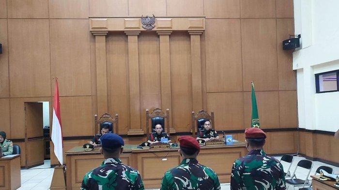 TNI AL BUNUH BOS RENTAL - Ketiga terdakwa dalam sidang perdana yaitu pembacaan dakwaan, di pengadilan militer II-08 Jakarta, Senin (10/1/2025) kasus penembakan bos rental mobil di tol Tangerang-Merak, anak korban berharap dihukum setimpal.