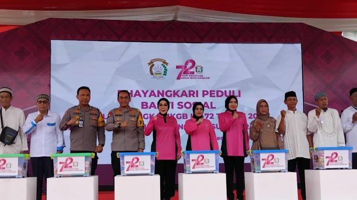 Ketua Bhayangkari Sumsel Dewwy Andi Rian saat meninjau dan bertemu masyarakat yang melakukan pemeriksaan kesehatan saat peringatan HKGB ke-72