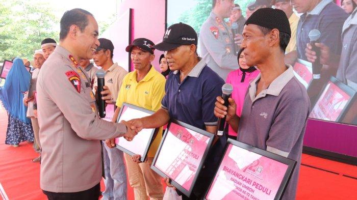 Ketua Bhayangkari Sumsel Dewwy Andi Rian saat meninjau dan bertemu masyarakat yang melakukan pemeriksaan kesehatan saat peringatan HKGB ke-72