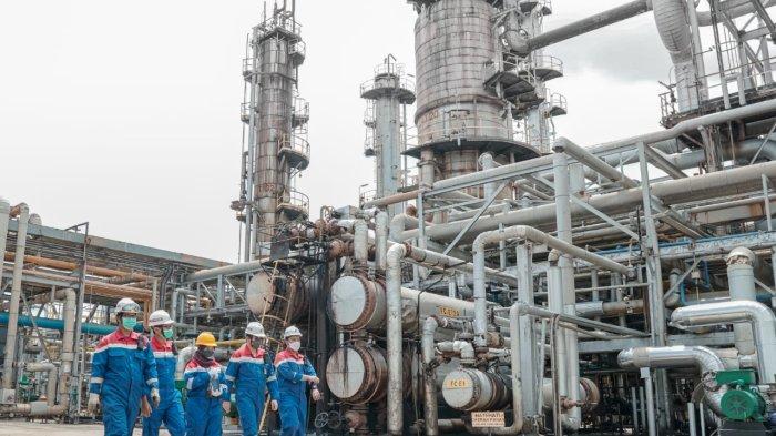 KILANG PERTAMINA : Kilang Pertamina Plaju berhasil melakukan efisiensi energi di Unit HVU II, salah satu plant primary process. Inovasi kesisteman dengan suplai bahan baku (hot feed) yang dilakukan di kilang ini berhasil menekan konsumsi bahan bakar untuk proses pengolahan, karena suhu feed (produk umpan) yang sudah tinggi, sehingga usaha pemanasan tambahan oleh furnace (unit pemanas) bisa dikurangi.