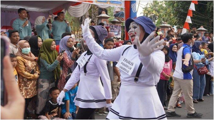 Warga antusias menyaksikan kirab budaya dan karnaval memperingati HUT Kemerdekaan RI ke 78 di Kayuagung OKI, Jumat (18/8/2023) sore.