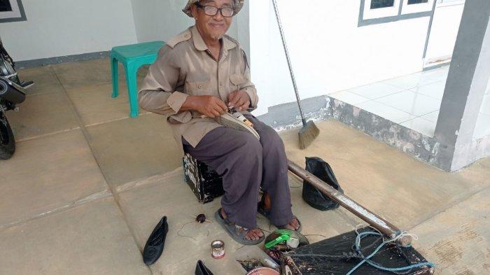 Sukir tukang sol sepatu di Sumsel