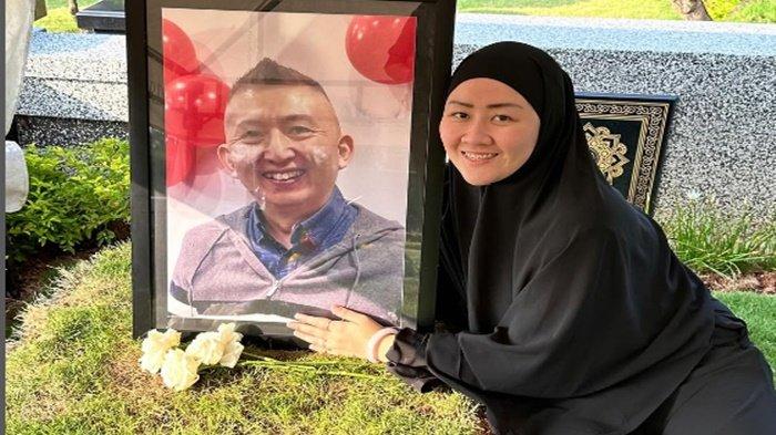 PEMAKAMAN PAPA UDON. Fanny Kondoh saat ziarah di makam papa Udon pada (3/1/2024). Kisah cinta Sherly Fanny alias Fanny Kondoh dengan Presiden Direktur Marugame Udon di Indonesia, Hajime Kondoh alias Papa Udon hingga maut memisahkan