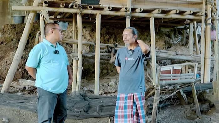 TINGGAL SEBATANGKARA- (Kanan) Dokter Hafid tinggal di kolong jembatan usai  istri dan anaknya meninggal menyita perhatian. Dulu  berprofesi sebagai spesialis THT di Singapura.