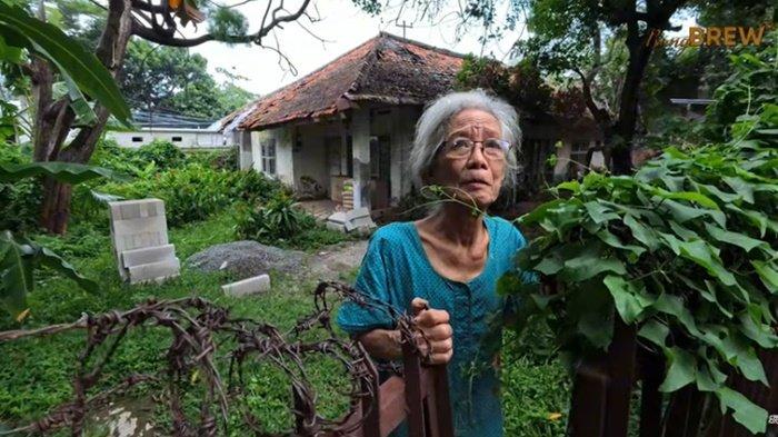 Metia (82) tinggal sebatangkara di rumah tua terbengkala di Jakarta Selatan menyita perhatian. anak dari seorang Jenderal Polri era kepemimpinan Hoegeng Iman Santoso.