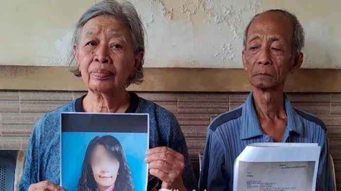 Maria Lucia Setyowati dan suaminya, Muin menunjukkan foto Tri Ratna Dewi dan surat laporan. Kisah pasangan suami istri lansia di Surabaya yang terancam kehilangan aset rumahnya diduga ditipu anak kosannya,  ternyata dilelang bank Rp500 juta.