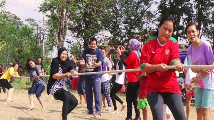 Kisah seorang nenek Muniah (61) di Cimalaya, Kecamatan Cimalaya Wetan, Karawang, Jawa Barat kaki harus diamputasi akibat lomba tarik tambang saat perayaan HUT RI.