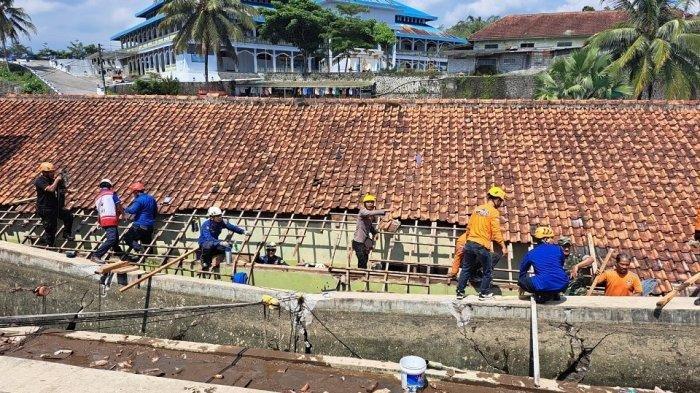 EVAKUASI DI PONPES GONTOR- Kolam penampung air di lingkungan Pondok Modern Darussalam Gontor Kampus 5 Darul Qiyam, alami roboh pada (25/4/2025) pagi, sebanyak empat santri tewas.