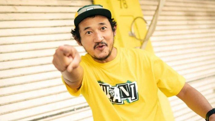 Komedian Isa Bajaj mengungkapkan sosok diduga pelaku penganiayaan putrinya di Alun-alun Magetan. Sang anak sebut pelaku sebagai 'kakak cowok'.